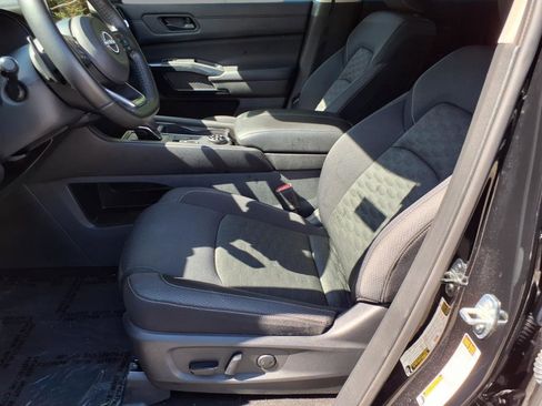 Used 2024 Nissan Pathfinder SV image 11