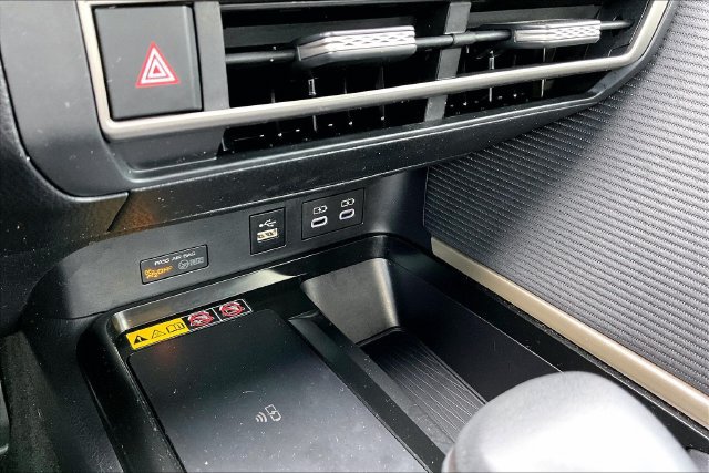 Used 2025 Toyota Camry SE w/ Convenience Package FWD image 16