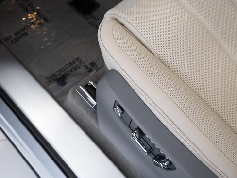 New 2025 Bentley Bentayga V8 image 12