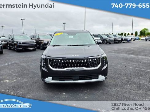 Used 2025 Kia Carnival FWD image 2