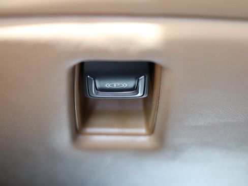Used 2017 Cadillac Escalade ESV Platinum RWD image 25