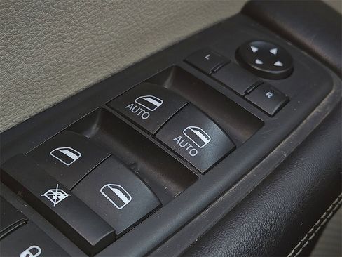 Used 2021 Chrysler Pacifica Touring-L image 17