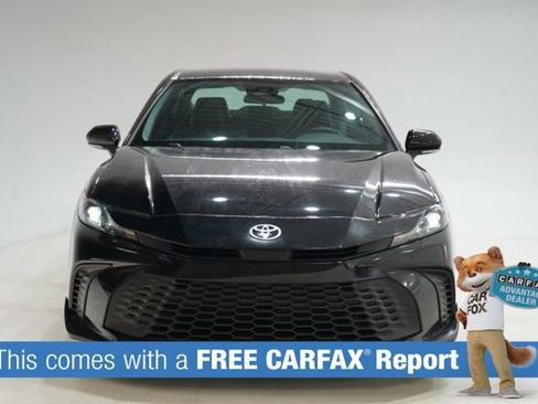 Used 2025 Toyota Camry SE image 2