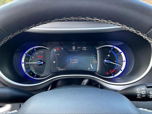 Used 2024 Chrysler Pacifica Limited FWD image 19