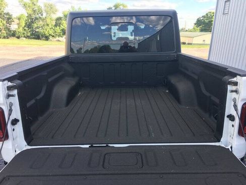 Used 2024 Jeep Gladiator Rubicon w/ Technology Group AWD/4WD image 32