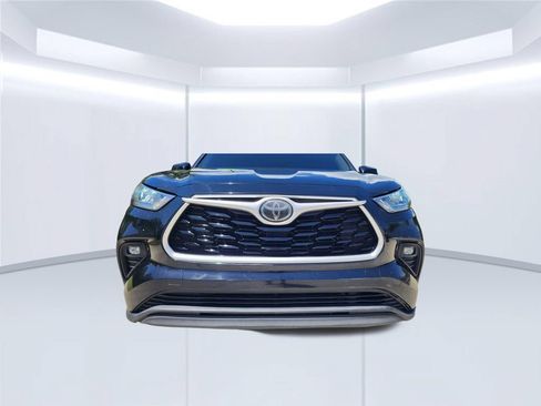 Used 2020 Toyota Highlander XLE FWD image 17