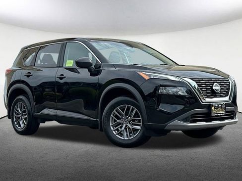 Used 2023 Nissan Rogue S image 2