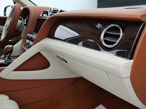 New 2025 Bentley Bentayga Extended Wheelbase image 33