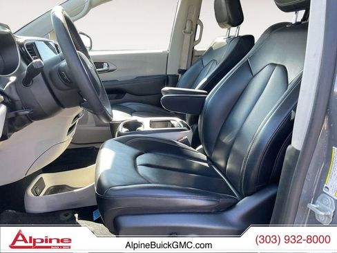 Used 2023 Chrysler Pacifica Touring-L FWD image 11