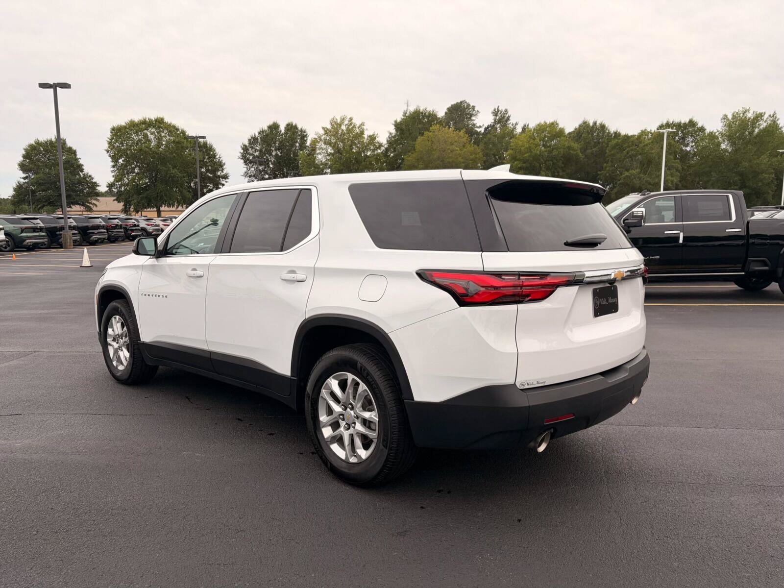 Used 2022 Chevrolet Traverse LS FWD image 2