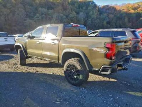 Used 2023 Chevrolet Colorado Trail Boss w/ Technology Package AWD/4WD image 3