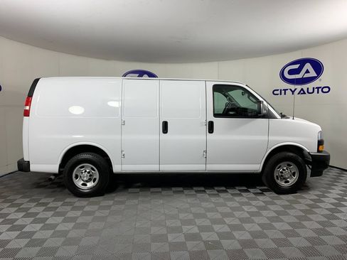 Used 2021 Chevrolet Express 2500 RWD image 2