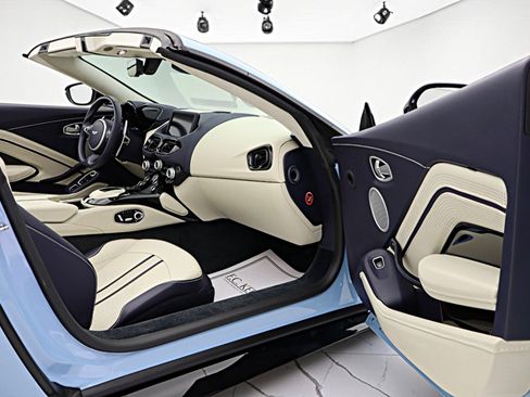 Used 2022 Aston Martin V8 Vantage Roadster RWD image 39