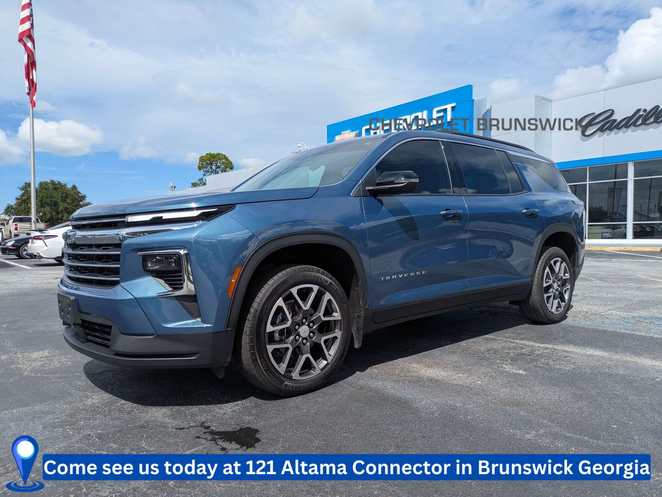 Used 2025 Chevrolet Traverse LT FWD image 1