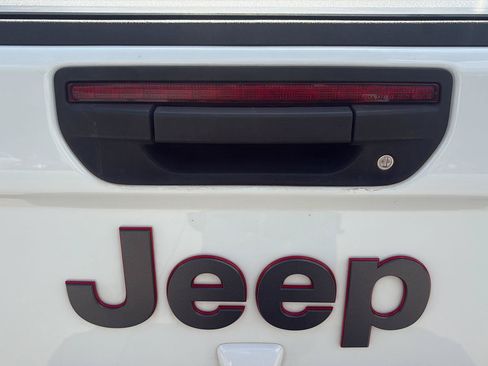 Used 2024 Jeep Gladiator Rubicon AWD/4WD image 16