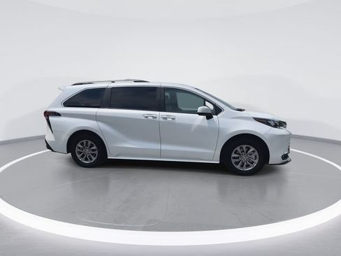 Used 2026 Toyota Sienna XLE FWD image 9