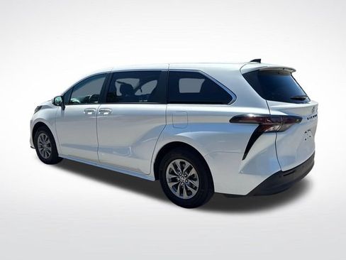 Used 2023 Toyota Sienna XLE FWD image 3