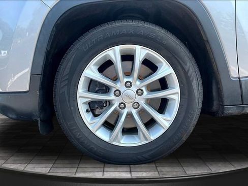 Used 2019 Jeep Cherokee Latitude w/ Popular Appearance Group FWD image 33