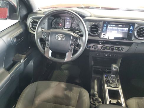 Used 2018 Toyota Tacoma TRD Off-Road AWD/4WD image 9