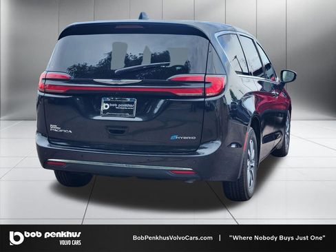 Used 2024 Chrysler Pacifica Limited FWD image 25