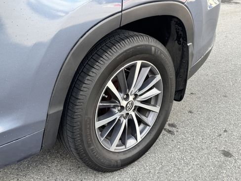 Used 2018 Toyota Highlander XLE AWD/4WD image 17