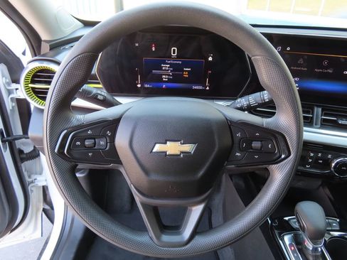 Certified 2025 Chevrolet Trax LT FWD image 12