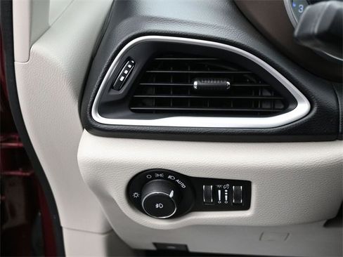 Used 2018 Chrysler Pacifica Touring-L image 15