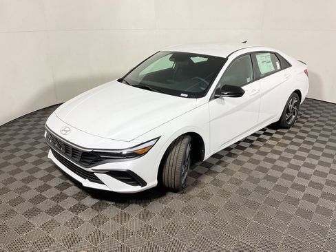 New 2025 Hyundai Elantra SEL image 8
