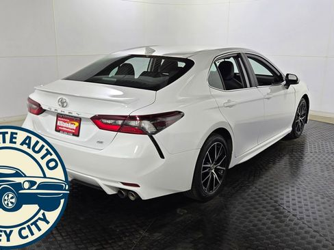 Used 2024 Toyota Camry SE image 7