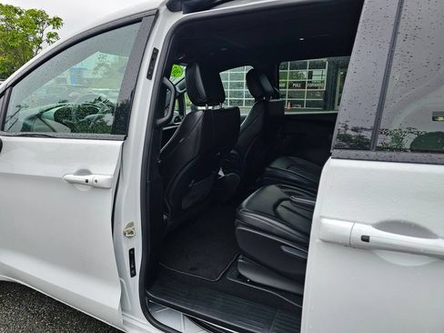 Used 2024 Chrysler Pacifica Limited FWD image 12