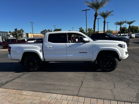 Used 2020 Toyota Tacoma SR5 w/ Technology Package image 5