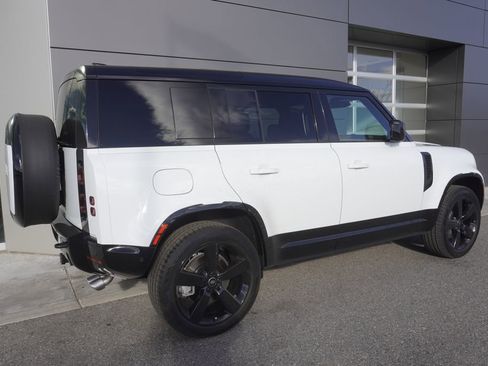 New 2025 Land Rover Defender 110 X-Dynamic SE image 4