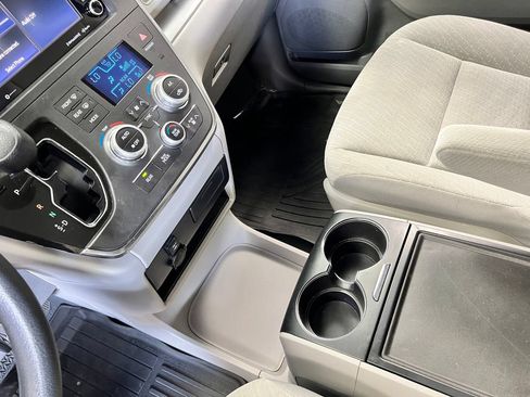 Used 2019 Toyota Sienna LE FWD image 17