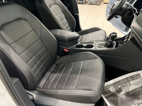 Used 2024 Volkswagen Jetta SE FWD image 19
