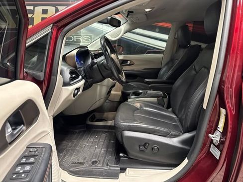 Used 2017 Chrysler Pacifica Touring-L Plus FWD image 4
