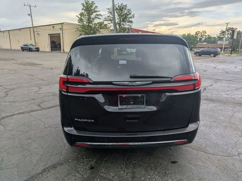 Used 2023 Chrysler Pacifica Touring-L FWD image 4