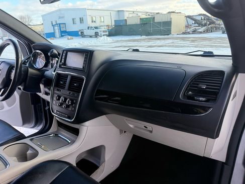 Used 2019 Dodge Grand Caravan SXT image 19