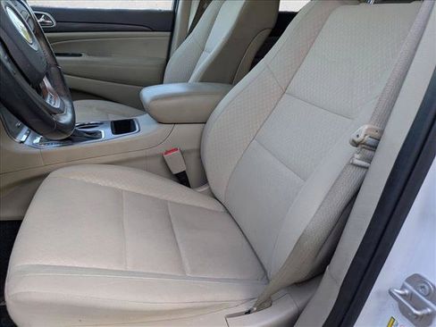 Used 2019 Jeep Grand Cherokee Laredo RWD image 12