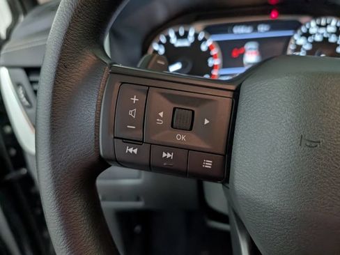 Used 2025 Nissan Rogue S AWD/4WD image 17
