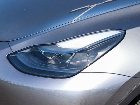 Used 2025 Tesla Model Y Long Range AWD/4WD image 10