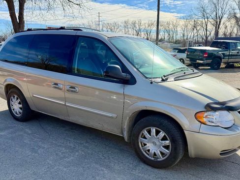 Used 2006 Chrysler Town & Country Touring image 4
