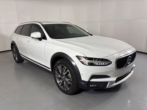 Used 2018 Volvo V90 T6 Cross Country w/ Convenience Package image 2
