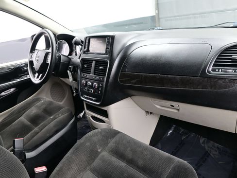 Used 2019 Dodge Grand Caravan SE w/ UConnect Hands-Free Group FWD image 13