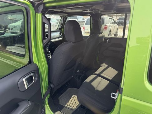 Used 2019 Jeep Wrangler Unlimited Sahara image 6