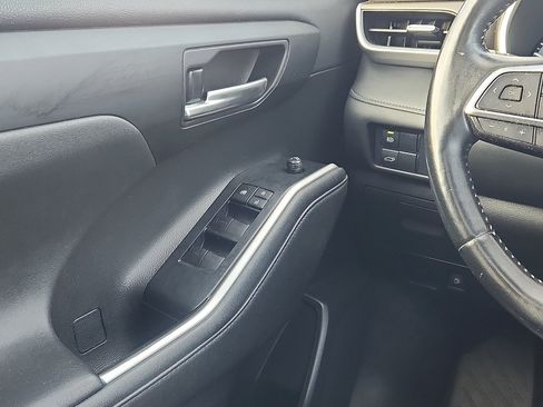 Used 2021 Toyota Highlander XLE AWD/4WD image 12