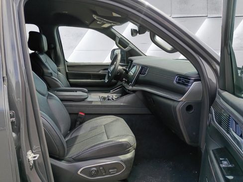 Used 2024 Jeep Wagoneer L Series II AWD/4WD image 16