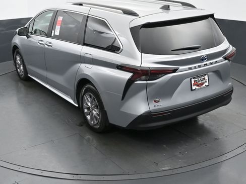 Used 2025 Toyota Sienna XLE FWD image 31