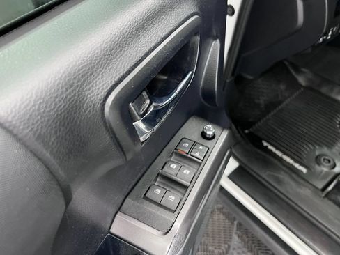 Used 2018 Toyota Tacoma TRD Off-Road AWD/4WD image 12