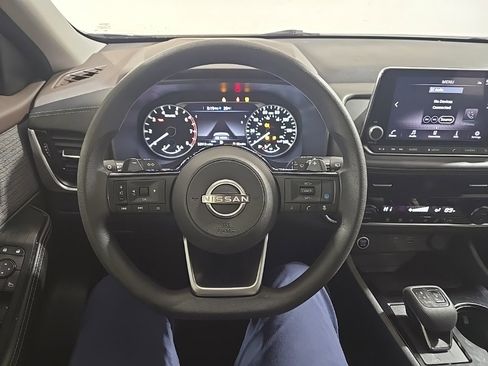 Used 2023 Nissan Rogue SV image 9