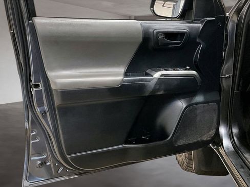 Used 2017 Toyota Tacoma SR5 w/ Tow Package AWD/4WD image 21